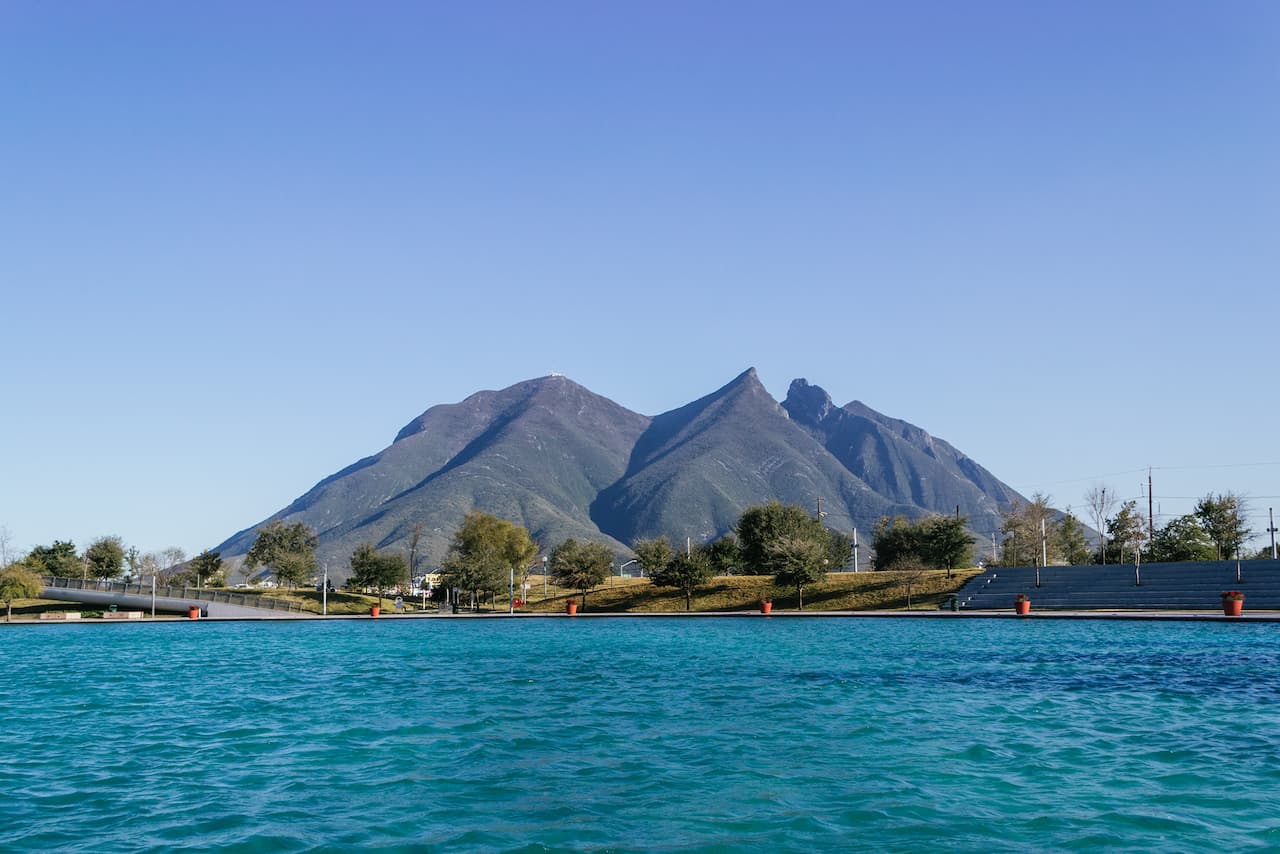 Vista de la montaña Cerro de la Silla en Monterrey, hogar de Ferretería Guevara.