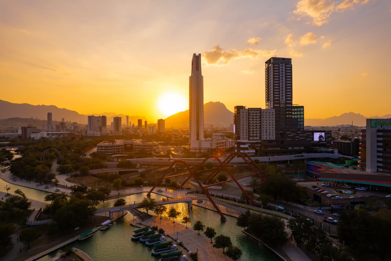 Vista panorámica de Monterrey al atardecer, destacando el crecimiento de la ciudad.