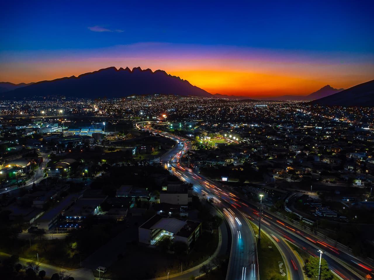 Vista nocturna de Monterrey, destacando la presencia de Ferretería Guevara en la ciudad.